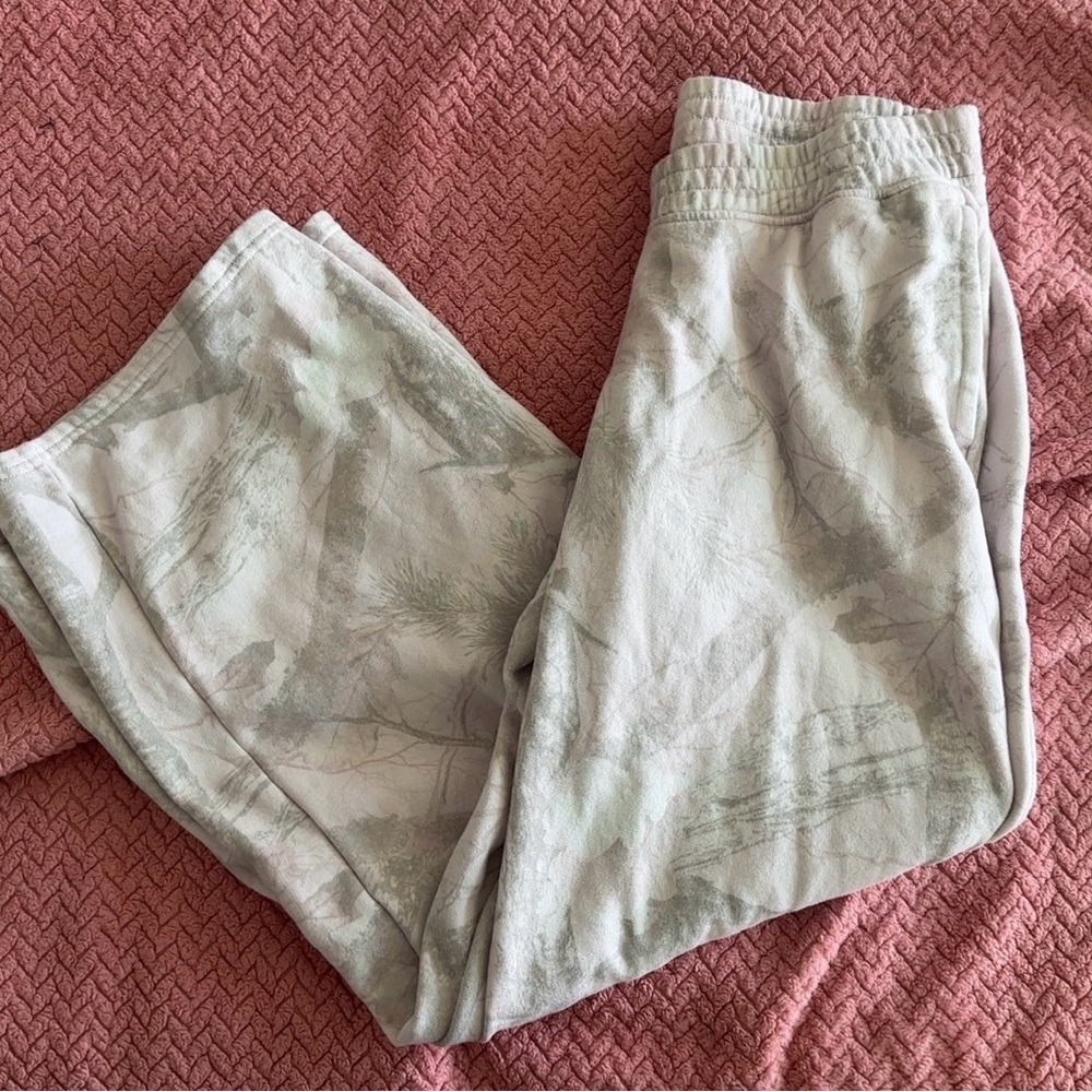 Women’s Hollister low rise baggy wide leg sweatpants - pink camo